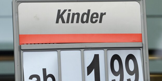 Ein Supermarkt-Preisschild, auf dem „Kinder ab 1,99“ steht Ein Supermarkt-Preisschild, auf dem „Kinder ab 1,99“ steht