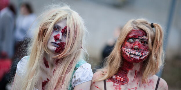 Zwei als Zombies verkleidete junge Frauen Zwei als Zombies verkleidete junge Frauen