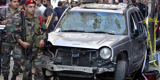 Libanesische Soldaten neben einem zerbombten Auto in Beirut Libanesische Soldaten neben einem zerbombten Auto in Beirut