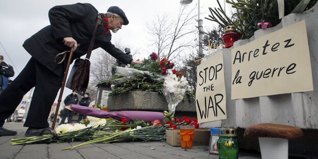 Ein Mann legt vor der französischen Botschaft in Moskau Blumen für die Opfer der Anschläge nieder. Ein Mann legt vor der französischen Botschaft in Moskau Blumen für die Opfer der Anschläge nieder.