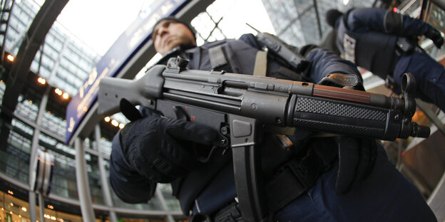 Ein Polizist mit einem Gewehr Ein Polizist mit einem Gewehr