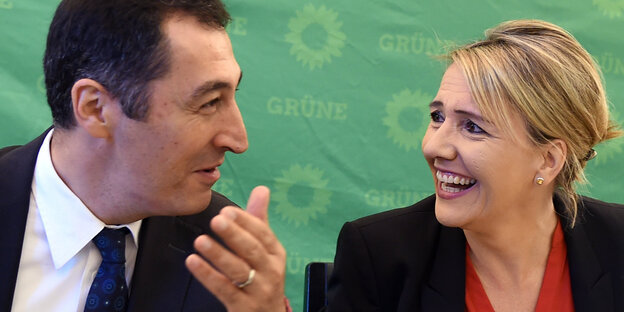 ie Parteispitze um Peter und Özdemir ist erkennbar bemüht, Pflöcke einzuschlagen. ie Parteispitze um Peter und Özdemir ist erkennbar bemüht, Pflöcke einzuschlagen.