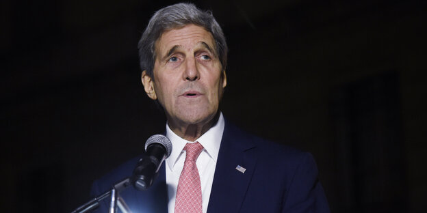 John Kerry steht vor einem Mikrofon John Kerry steht vor einem Mikrofon