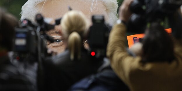 Journalisten vor Wahlplakat Journalisten vor Wahlplakat
