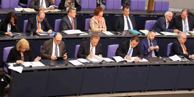 Hermann Gröhe und zahlreiche Staatssekretär*innen sitzen im Bundestag Hermann Gröhe und zahlreiche Staatssekretär*innen sitzen im Bundestag