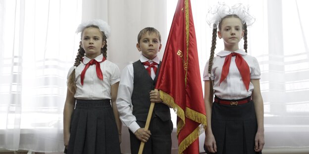 „Drei junge Pioniere aus der region Stavropol kurz vor ihrer Aufnahme in die neue Schülerorganisation am vergangenen Donnerstag. „Drei junge Pioniere aus der region Stavropol kurz vor ihrer Aufnahme in die neue Schülerorganisation am vergangenen Donnerstag.