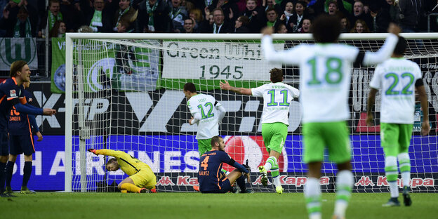Spieler des VfL Wolfsburg bejubeln ein Tor gegen Werder Bremen Spieler des VfL Wolfsburg bejubeln ein Tor gegen Werder Bremen