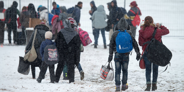 Flüchtlinge im Schnee an der deutsch-österreichischen Grenze Flüchtlinge im Schnee an der deutsch-österreichischen Grenze