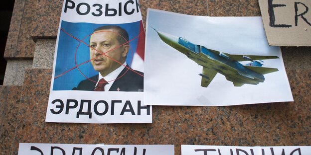 Plakat mit Erdogan neben Plakat eines Kampfjets Plakat mit Erdogan neben Plakat eines Kampfjets