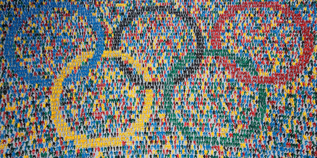 Olympische Ringe geformt aus Miniaturfiguren Olympische Ringe geformt aus Miniaturfiguren