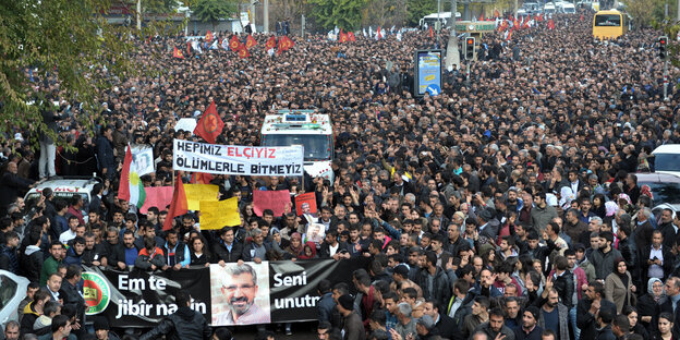 Hunderte Menschen auf einer Straße, auf einem Banner ist das Bild des erschossenen Anwalts Tahir Elçi zu sehen Hunderte Menschen auf einer Straße, auf einem Banner ist das Bild des erschossenen Anwalts Tahir Elçi zu sehen