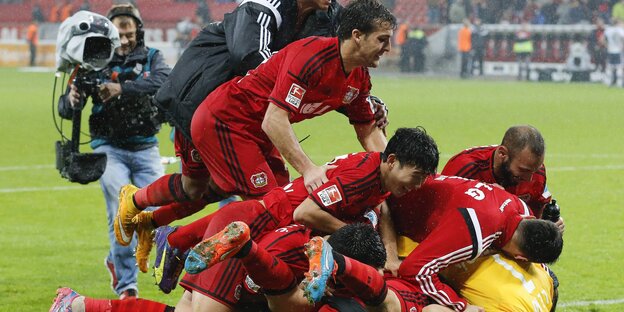 Ein Kameramann filmt den Jubel der Leverkusener Spieler. Ein Kameramann filmt den Jubel der Leverkusener Spieler.