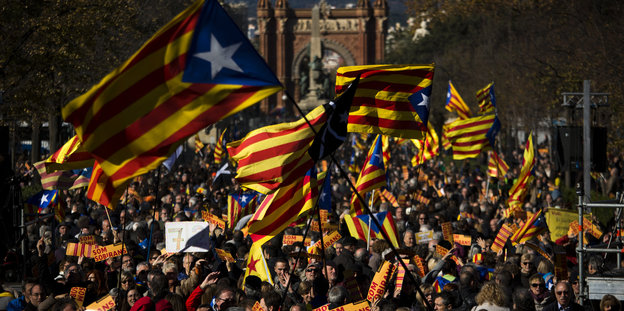 Katalanische Flaggen werden auf einer Demo geschwenkt