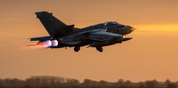 Ein britisches Kampfflugzeug vom Typ „Tornado“ hebt ab.