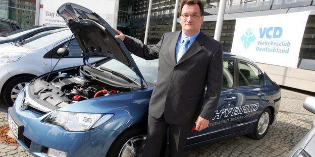 Der VCD-Sprecher Gerd Lottsiepen steht vor dem Sieger der Umweltliste 2006/2007, einem Honda Civic Hybrid. Der VCD-Sprecher Gerd Lottsiepen steht vor dem Sieger der Umweltliste 2006/2007, einem Honda Civic Hybrid.