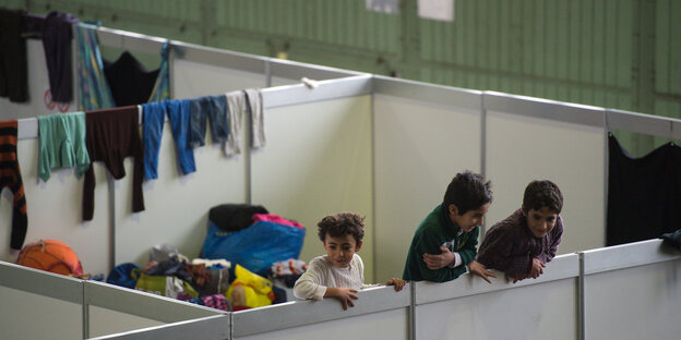 Kinder in der Flüchtlingsunterkunft Tempelhof Kinder in der Flüchtlingsunterkunft Tempelhof
