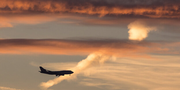 Ein Flugzeug am Himmel