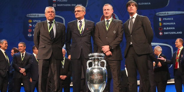Die vier Fußball-Nationaltrainer der C-Gruppe in Paris. Die vier Fußball-Nationaltrainer der C-Gruppe in Paris.