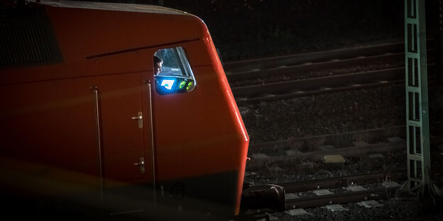 Eine Lok steht in dunklem Licht Eine Lok steht in dunklem Licht