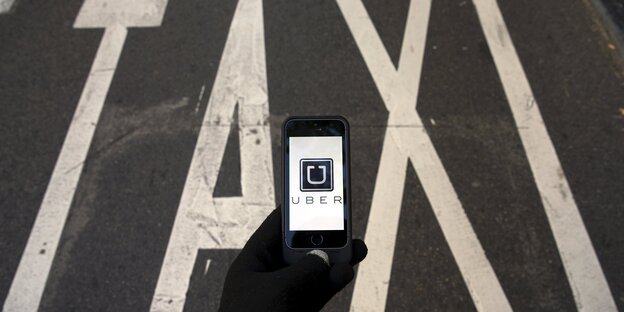 Taxis sehen sich durch Uber in ihrer Existenz bedroht. Taxis sehen sich durch Uber in ihrer Existenz bedroht.