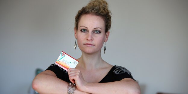 Felicitas Rohrer mit einer Schachtel Tabletten Felicitas Rohrer mit einer Schachtel Tabletten