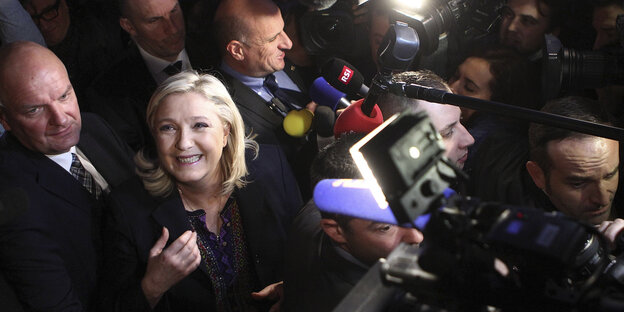 Marine Le Pen wird von Massen bedrängt und einer Kameraleuchte geblendet Marine Le Pen wird von Massen bedrängt und einer Kameraleuchte geblendet