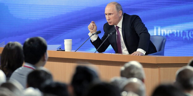 Putin spricht zu Journalisten Putin spricht zu Journalisten