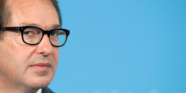 Verkehrsminister Dobrindt vor blauem Hintergrund