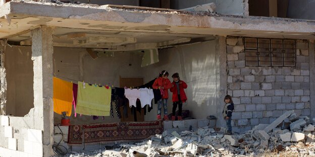 Kinder spielen in einer Ruine