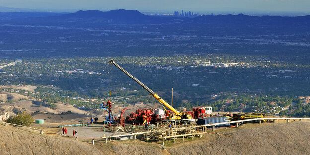 schweres Gerät über dem Gasleck, im Hintergrund die Skyline von L.A. schweres Gerät über dem Gasleck, im Hintergrund die Skyline von L.A.