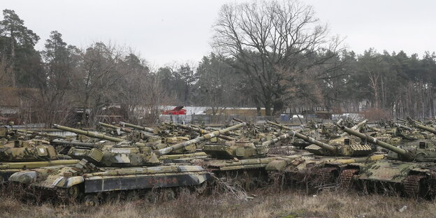 Viele Panzer stehen auf einem Feld Viele Panzer stehen auf einem Feld