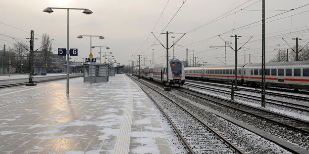 Leerer Bahnsteig in Emden Leerer Bahnsteig in Emden