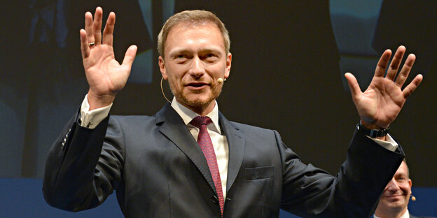 Christian Lindner mit erhobenen Händen Christian Lindner mit erhobenen Händen