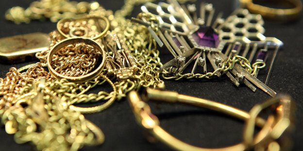 Schmuck auf einer dunklen Oberfläche Schmuck auf einer dunklen Oberfläche