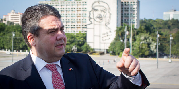 Sigmar Gabriel, im Hintergrund ein Che-Guevara-Wandbild Sigmar Gabriel, im Hintergrund ein Che-Guevara-Wandbild