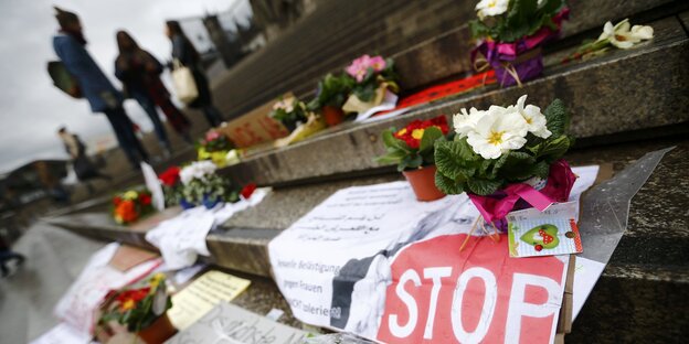 vor dem Kölner Dom liegen Blumen und Stopp-Schilder vor dem Kölner Dom liegen Blumen und Stopp-Schilder