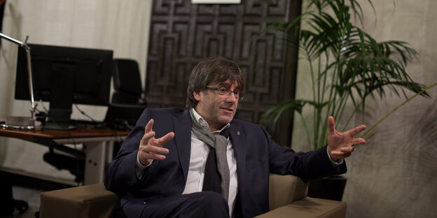 Carles Puigdemont hält eine Ansprache auf einer Pressekonferenz Carles Puigdemont hält eine Ansprache auf einer Pressekonferenz