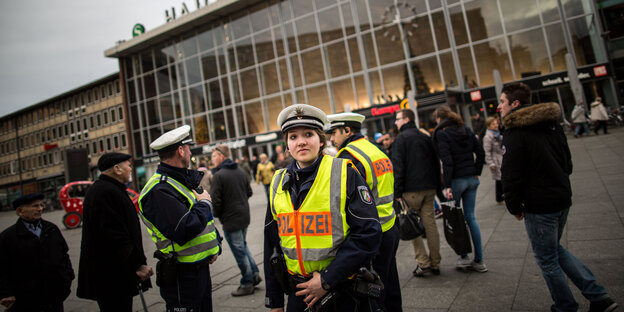 Polizei vor dem Kölner Hauptbahnhof Polizei vor dem Kölner Hauptbahnhof