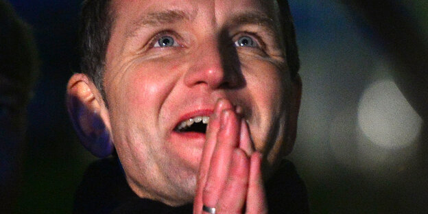 Björn Höcke mit gefalteten Händen Björn Höcke mit gefalteten Händen