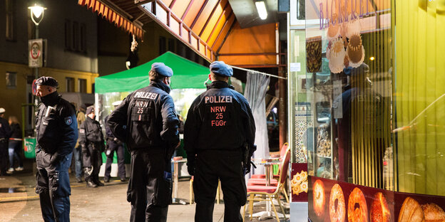 Polizeibeamte im Düsseldorfer Bahnhofsviertel. Polizeibeamte im Düsseldorfer Bahnhofsviertel.
