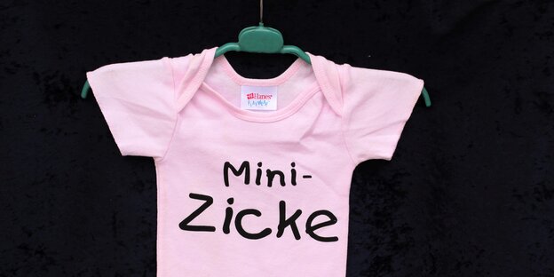 pinkes Kinder-T-Shirt mit der Aufschrift "Mini-Zicke" pinkes Kinder-T-Shirt mit der Aufschrift "Mini-Zicke"
