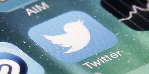 Das Twitter-Logo mit dem Vogel auf einem Smartphone Das Twitter-Logo mit dem Vogel auf einem Smartphone