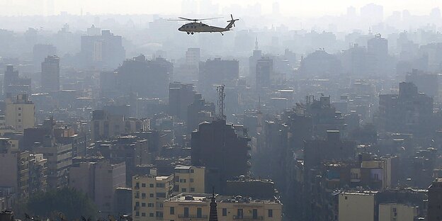 Ein Hubschrauber über einer Stadt Ein Hubschrauber über einer Stadt