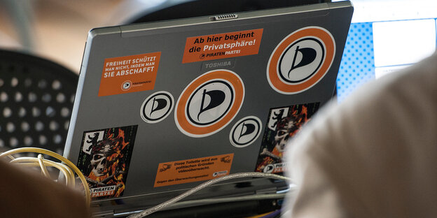 aufgeklappter Laptop mit Piraten-Aufklebern aufgeklappter Laptop mit Piraten-Aufklebern