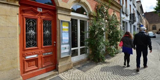 Passanten vor dem Kunsthaus Erfurt Passanten vor dem Kunsthaus Erfurt