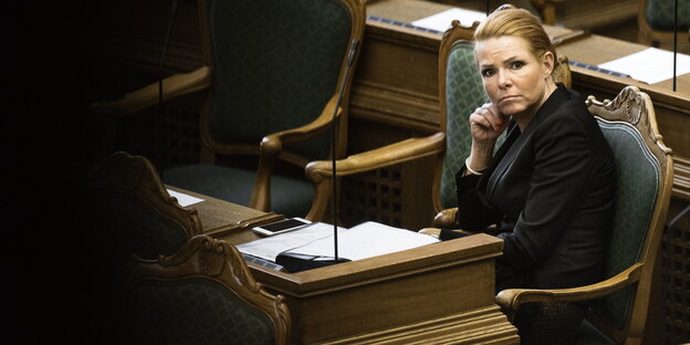 Dänemarks Immigartionsministerin Inger Stojberg sitzt im Parlament. Dänemarks Immigartionsministerin Inger Stojberg sitzt im Parlament.