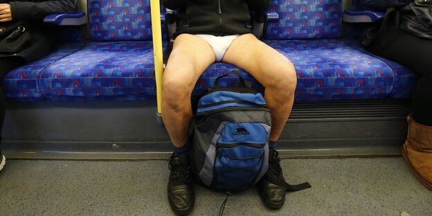 Gespreizte Männerbeine in der U-Bahn. Der Mann ist nur mit Unterhose bekleidet. Gespreizte Männerbeine in der U-Bahn. Der Mann ist nur mit Unterhose bekleidet.