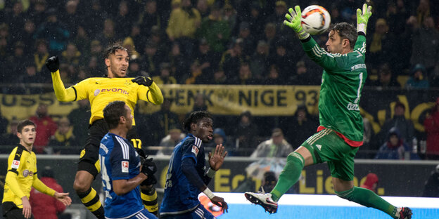 Ein Spieler von Borussia Dortmund köpft den Ball, der gegnerische Torwart streckt sich wie ein Handballtorwart, kommt aber nicht heran Ein Spieler von Borussia Dortmund köpft den Ball, der gegnerische Torwart streckt sich wie ein Handballtorwart, kommt aber nicht heran