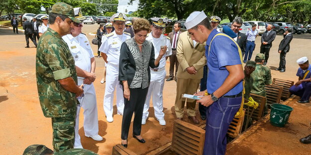 Brasiliens Präsidentin Rousseff, umgeben von Uniformierten, alle schauen nach unten. Brasiliens Präsidentin Rousseff, umgeben von Uniformierten, alle schauen nach unten.