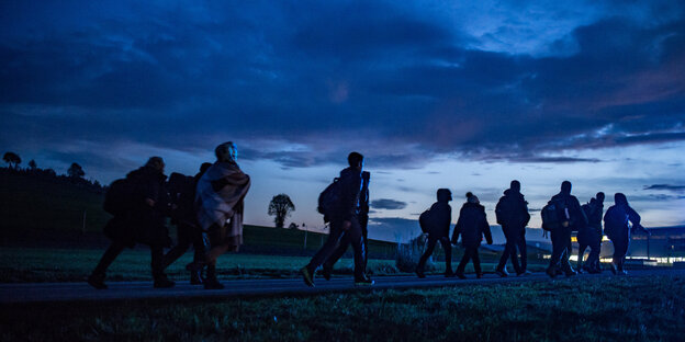 Flüchtlinge in der Dämmerung